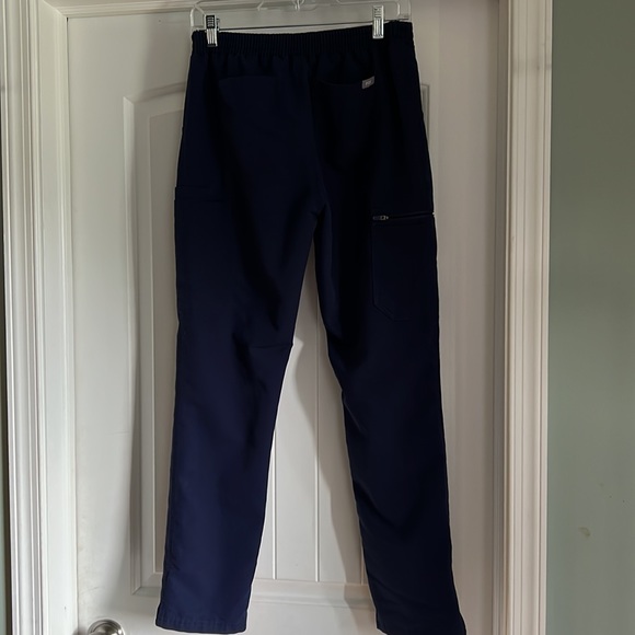 Figs Navy Yola™ - Skinny Scrub
Pants 2.0
S - Navy - Picture 5 of 6